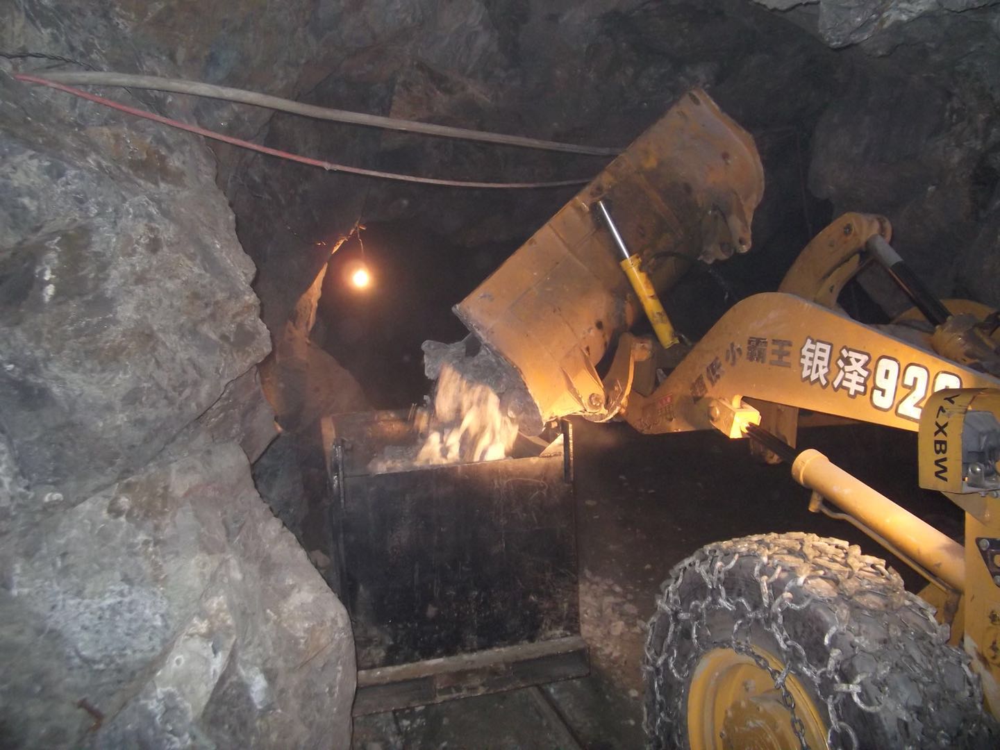 側(cè)卸裝載機(jī)類(lèi)